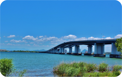 湖にかかる橋の風景